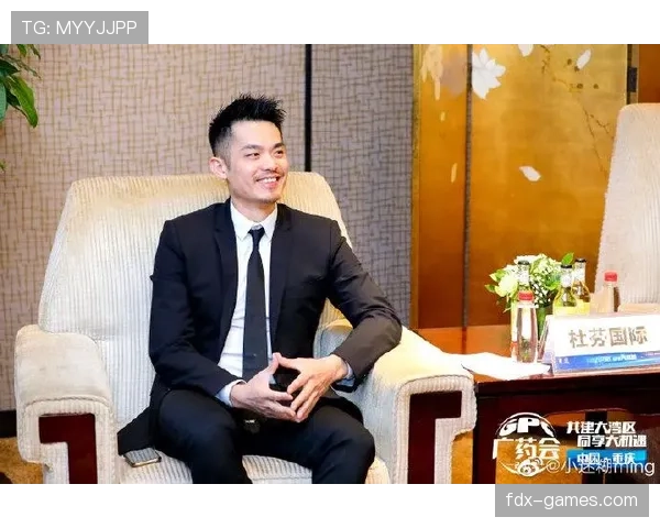 林丹睡眼朦胧去机场，拖着传闻级行李箱，反差太魔幻