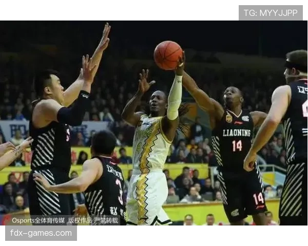 郭艾伦家门口那辆车，停一晚的价格把我吓住了